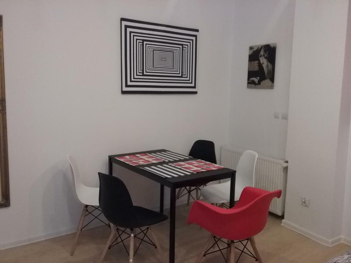 Apartment Art - Modern / Old Town - *